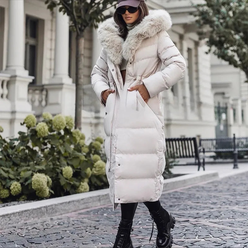 Cappotto invernale da donna con cappuccio e colletto in lana 
