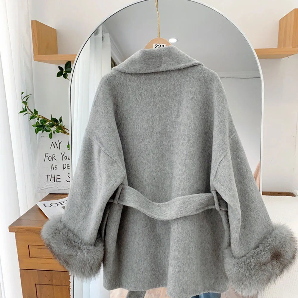Cappotto corto da donna in pelliccia sintetica con cintura 
