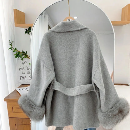 Cappotto corto da donna in pelliccia sintetica con cintura 