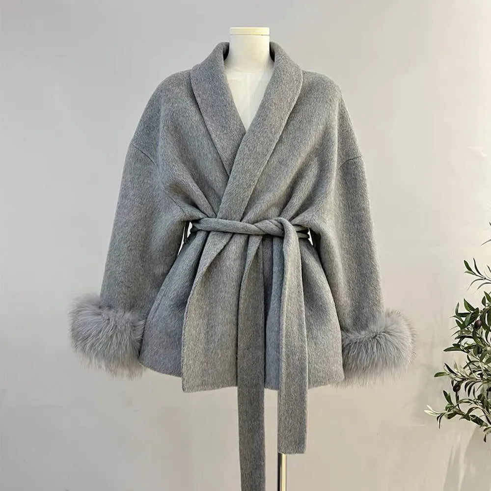 Cappotto corto da donna in pelliccia sintetica con cintura 