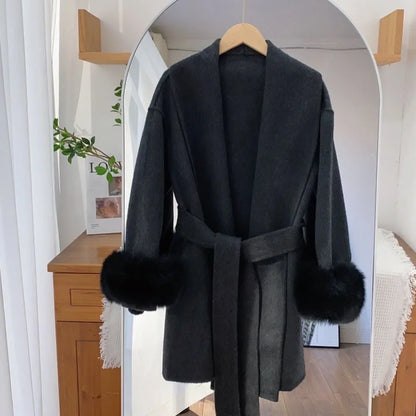 Cappotto corto da donna in pelliccia sintetica con cintura 