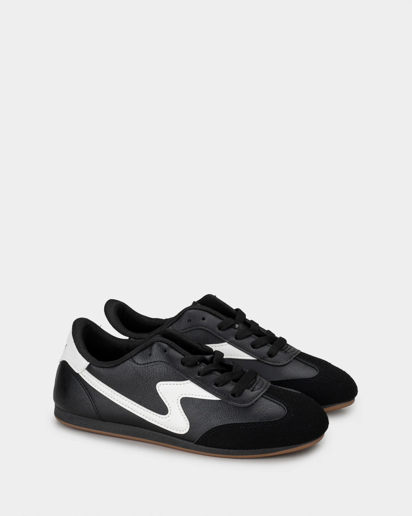 Sneakers da uomo con suola spessa e graffiti punk 