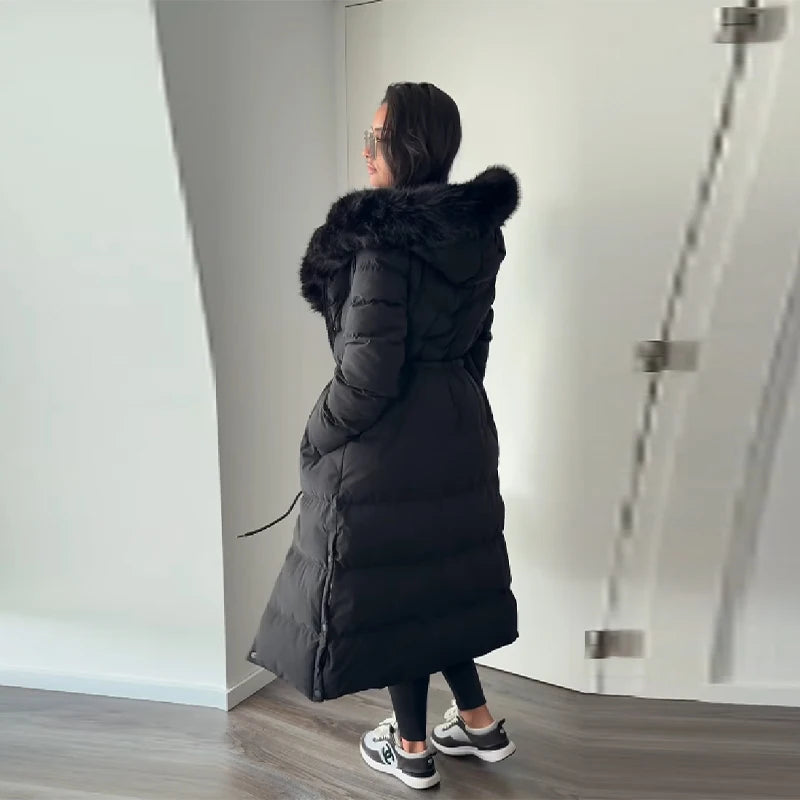 Cappotto invernale da donna con cappuccio e colletto in lana 