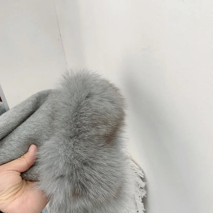 Cappotto corto da donna in pelliccia sintetica con cintura 