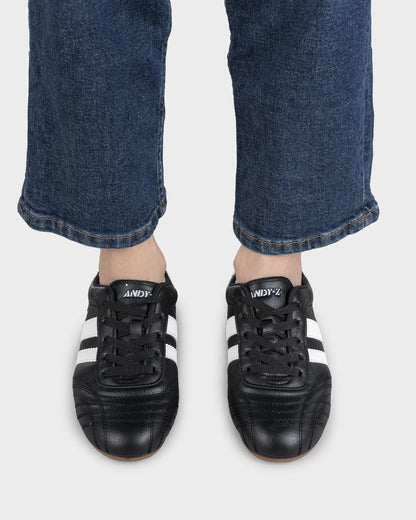 Sneakers da uomo in pelle con motivo punk e graffiti 