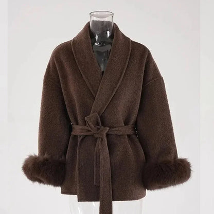 Cappotto corto da donna in pelliccia sintetica con cintura 