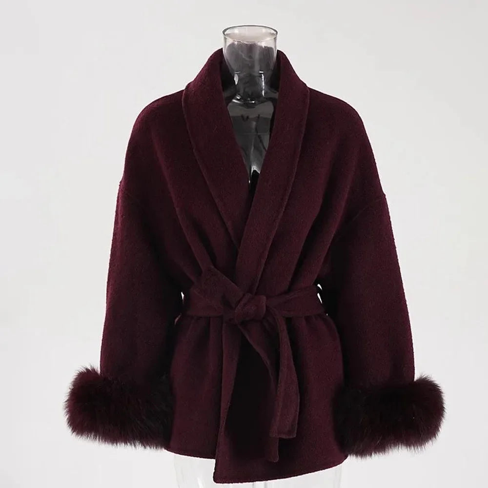Cappotto corto da donna in pelliccia sintetica con cintura 