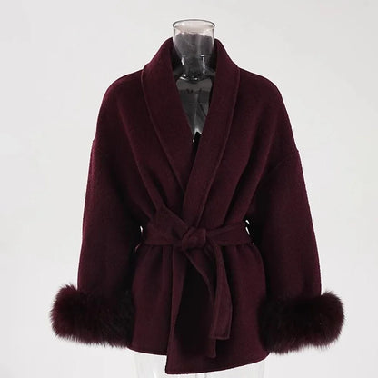 Cappotto corto da donna in pelliccia sintetica con cintura 