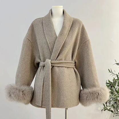 Cappotto corto da donna in pelliccia sintetica con cintura 